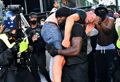 Η ιστορία πίσω από την viral εικόνα ενός μαύρου να «σώζει» ακροδεξιό σε διαδήλωση του Λονδίνου