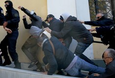 Απίστευτες σκηνές στην Ευελπίδων με το δολοφόνο της Δώρας - Ματ για να τον γλιτώσουν από το λιντσάρισμα