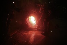 Στη ΜΕΘ η δικηγόρος που τραυματίστηκε σοβαρά από φωτοβολίδα στα Εξάρχεια