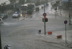 Χάος μέσα σε λίγα λεπτά στο Κερατσίνι - Παρασύρθηκαν αυτοκίνητα και οι δρόμοι έγιναν ποτάμια