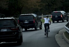 Χιλιάδες άνθρωποι έδωσαν χρήματα για την ποδηλάτισσα που ύψωσε το μεσαίο δάχτυλο στον Τραμπ και απολύθηκε