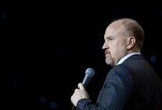 Ο κωμικός Louis C.K. παραδέχτηκε πως οι καταγγελίες που έκαναν γυναίκες εναντίον του είναι αληθινές