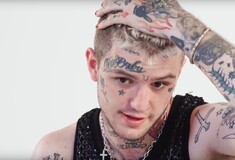 O ράπερ Lil Peep που πέθανε σήμερα στα 21 χρόνια του, δείχνει στο φακό τα τατουάζ του