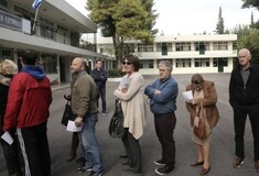 Ο ΓΑΠ που περίμενε κανονικά στην ουρά για να ψηφίσει, έγινε το meme των εκλογών της Κεντροαριστεράς