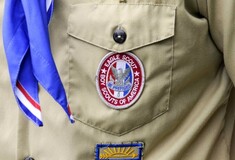 Οι πρόσκοποι χάνουν χορηγίες λόγω διακρίσεων κατά των γκέι