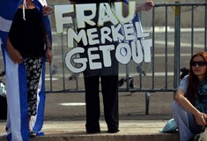 Σε εξέλιξη τα συλλαλητήρια κατά της Μέρκελ