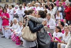 Ένα λεσβιακό φιλί μέσα σε μια αντί-γκέι πορεία