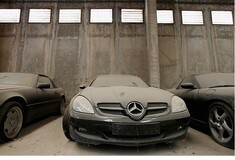 Guardian: «Πόρσε και αυτοκίνητα της αστυνομίας σκουριάζουν στη μάντρα της κυβέρνησης»