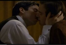 Νέα λογοκρισία: η ΝΕΤ έκοψε αυτό το gay φιλί στο Downton Abbey