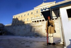 Άτακτη κυβερνητική υποχώρηση στις απειλές των υπαλλήλων της βουλής