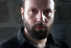 «Γιατί ο καλύτερος νέος Έλληνας σκηνοθέτης έκανε το Λονδίνο σπίτι του»;