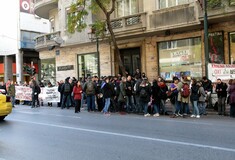 Διαμαρτυρία έξω από συμβολαιογραφικό γραφείο που αρχίζει τους ηλεκτρονικούς πλειστηριασμούς