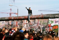 Tέλος εποχής: Γκρεμίζουν το Τείχος του Βερολίνου για καλύτερη θέα