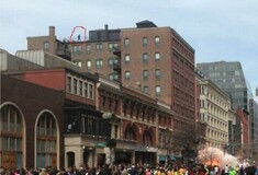 Αυτόν τον κουκουλοφόρο ψάχνουν για τις βόμβες στη Βοστόνη