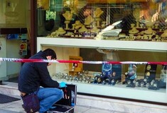 Η ληστεία της ημέρας: Πυροβολούσαν χωρίς κουκούλες την αυτόματη πόρτα!