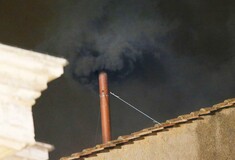 Update: Μαύρος καπνός από το Μαξίμου