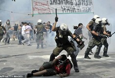 HUFFINGTON POST: "Αυξανόμενη Αστυνομική Βαρβαρότητα στην Ελλάδα"