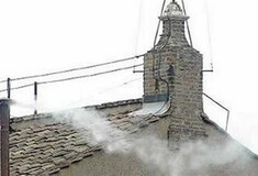 Περιμένοντας το λευκό καπνό από το Μαξίμου