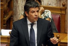 Διαψεύδει η κυβέρνηση χημικά σε σχολείο και προσαγωγή μαθήτριας