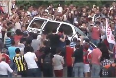 Τουρκία: Περιπολικό πέφτει στα χέρια των διαδηλωτών