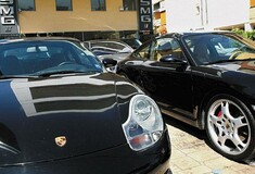Ανεπάγγελτος, χωρίς εισόδημα, μόνο μια Πόρσε και πλάκες χρυσού