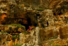 Σύροι κρύβονται σε σπηλιά για να γλιτώσουν από τον εμφύλιο