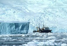Ρωσικό ερευνητικό σκάφος έχει παγιδευτεί 4 μέρες στους πάγους της Ανταρκτικής