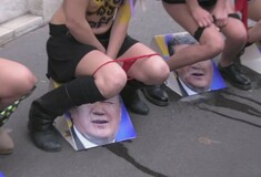 Παρίσι: Οι FEMEN ουρούν ομαδικά τη φωτό του Ουκρανού προέδρου