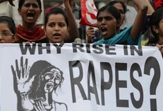 Σοκ στην Ινδία: Βίασαν ομαδικά δύο φορές ένα κορίτσι και του έβαλαν φωτιά