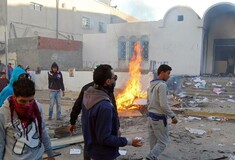 Κυβερνητικά κτίρια πυρπολήθηκαν χθες στην Τυνησία