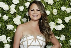 Η Chrissy Teigen ανακάλυψε μια γκρίζα τούφα, το χάρηκε και προτρέπει όλες τις γυναίκες να κάνουν το ίδιο