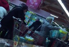 Σκηνές χάους για άλλη μια φορά σε σούπερ μάρκετ στη Γαλλία - Μετά τη Nutella τον πανικό έφεραν εκπτώσεις σε πάνες