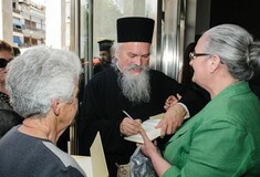 Οι γκέι, η γκόμενα και η χειροδικία στην αστυνομικό που εκνεύρισε τον Αρχιμανδρίτη