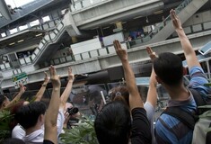 Ο χαιρετισμός του «Hunger Games» γίνεται σύμβολο επανάστασης στην Ταϊλάνδη