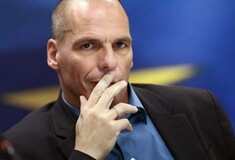O Γιάνης Βαρουφάκης απαντά στα "καρφιά" Μουρούτη στο Twitter