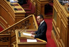 Στουρνάρας: Σκέφτηκα ακόμα και να παραιτηθώ, αλλά θέλω να υπερασπιστώ τη γυναίκα μου