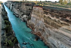 Δείτε φωτογραφίες από την πλαγιά που κατέρρευσε στη διώρυγα της Κορίνθου