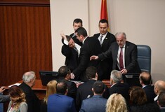 Πολιτικοί τριγμοί στην ΠΓΔΜ: Ο Ιβάνοφ δεν υπογράφει το διάταγμα για την αλβανική γλώσσα