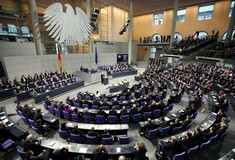Spiegel: Γερμανοί πολιτικοί ζητούν να ανοίξει η συζήτηση για τις αποζημιώσεις