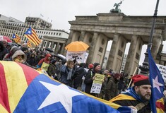 Εκατοντάδες διαδήλωσαν στο Βερολίνο υπέρ του Πουτζντεμόν