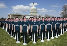 Διαμαρτυρία κατά του Facebook με 100 ομοιώματα του Ζούκερμπεργκ έξω από το αμερικανικό Καπιτώλιο