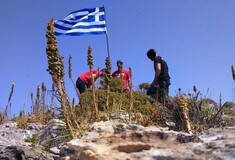 «Το κάναμε για τον σμηναγό Μπαλταδώρο» λέει η παρέα που ύψωσε την ελληνική σημαία σε βραχονησίδα