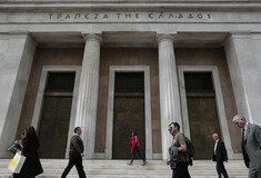 Reuters: Στα 400 εκατ. ευρώ οι εκροές καταθέσεων από τις ελληνικές τράπεζες σήμερα