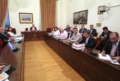 ΝΔ και ΠΑΣΟΚ ζητούν να καταθέσει ο Βαρουφάκης στην εξεταστική για τα μνημόνια
