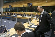 Μοσκοβισί: Εξακολουθούμε να θέλουμε την Ελλάδα στην ευρωζώνη