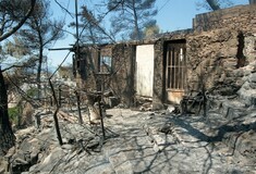 Κάηκαν ένα σπίτι και μία ταβέρνα από την πυρκαγιά στον Καρέα