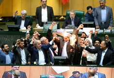 Ιρανοί βουλευτές έκαψαν αμερικανική σημαία φωνάζοντας «θάνατος στην Αμερική»