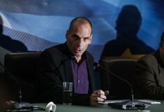 Βαρουφάκης: Μπορεί να επιβληθεί «μικρό τέλος» στις αναλήψεις μετρητών