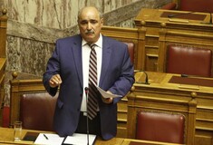 Ο Μπόλαρης ζητά την απόσυρση του άρθρου για την αναδοχή από ομόφυλα ζευγάρια