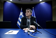 Bloomberg: Τι περιλαμβάνει το αναπτυξιακό σχέδιο Τσακαλώτου